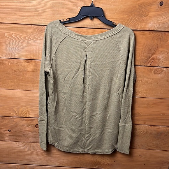 Free People We The Free Olive Green Long Sleeve Top Side Slits Soft Xs oversized - Picture 7 of 9